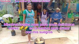 Mientras lavaba ropa puse unos deliciosos elotes 🌽🌽en la lumbre para comer con mis suegros