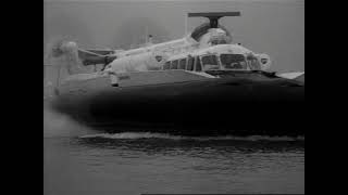 Demonstratie van een Britse hovercraft op het IJsselmeer (1976)