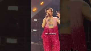 A loud fan startles Harry Styles during his concert 😳