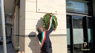 In piazza Falcone-Borsellino una corona sulla stele per ricordare la morte dei giudici assassinati