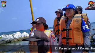 Pengibaran Bendera Merah Putih di Pulau terluar oleh Polwan Polres Bintan