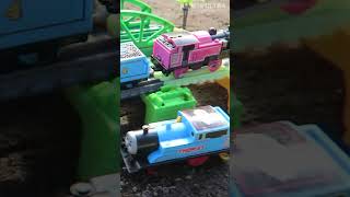 Drama Kereta Thomas Ashima Trackmaster Memasuki Jalan Layang Bersama Dinosaurus