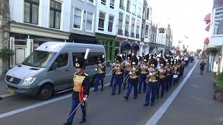 Koninklijke Militaire Kapel Johan Willem Friso marcheert van Kon. Stallen naar Paleis Noordeinde