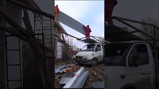 Life hack, how to lift a metal sheet to the roof.Лайфхак, как поднять металлический лист на крышу