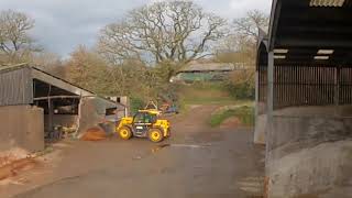 John Deere 6125m on a rs agrimix getting loaded with jcb agri super telehandler