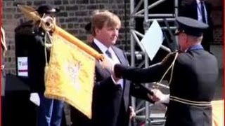 Willem-Alexander reikt standaard uit