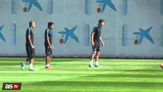 Luis Suarez jokingly tries to slap Sergi Roberto in Barcelona training