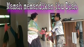 Mamah memandikan ibu Diah #seputaryayasanjiwaberseri #kisahyayasanodgj #channelmamahyjb #partitv