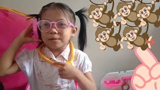 FIVE LITTLE MONKEYS JUMPING ON THE BED/PARODI LUCU FIRA BERNYANYI LIMA MONYET KECIL-FIRA HAURA CERIA