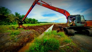 Cara Alat Berat Excavator Long Arm Hitachi ex200 Cuci Parit Tanah Gambut