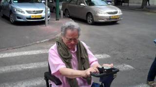 Itzhak Perlman scoots around Tel Aviv, Israel