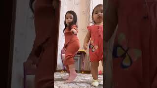 Dancing with sister 🥰🥰🥰 şu oynayan güzelliklere bak