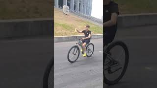 Poti sa aluneci pe o coaja de banana in timp ce mergi pe bicicleta?