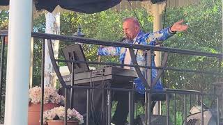 Epcot Pianist