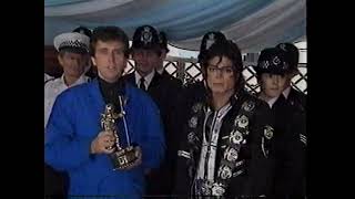 Peter Gabriel gives an award to Michael Jackson