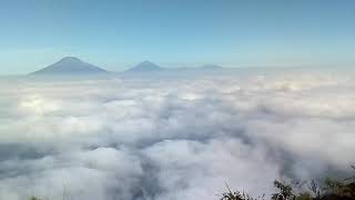 Indah !! Puncak Gunung Andong di pagi hari, seperti desa di atas awan. (Kab.magelang, 2019).