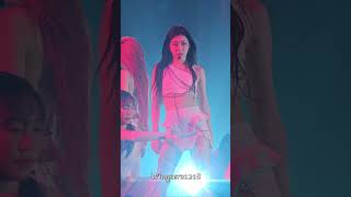 Escalator 4K Chaeryeong FanCam Part1 TORONTO D2 #shorts #chaeryeong #채령