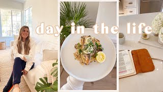 DAY IN THE LIFE | cozy day writing my book, what I eat, at home-workout, farmers market trip!