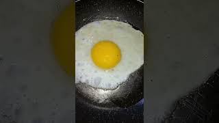 نقطة حمراء في مح بيض 😌 ماذا تعني 🙊🐣 #تيكتوك #food #هاريتيوب #satisfying