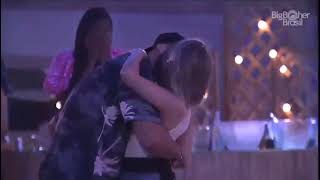 Arthur e Carla dias se beijam BBB21