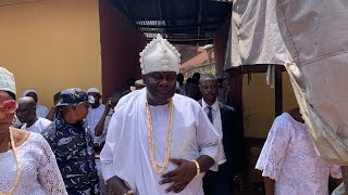 CROWD ESCORT OBA ADELEKE ADEDOYIN BACK TO HIS PALACE AFTER HE SUCCESSFULLY CLIMB OKE MEJI IN IKARE.