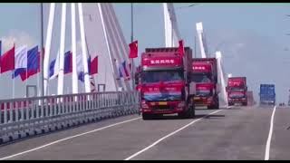 First Russia-China bridge.  Кадры проезда первых грузовиков по мосту между Россией и Китаем.