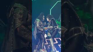 KISS TOMMY THAYER GENE SIMONS ARE JOKING AND HAVING FUN IN AMSTERDAM LIVE 2023