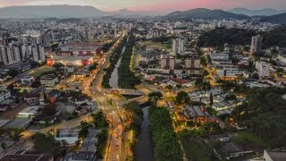 Fim de tarde sobre a avenida Beira Rio em Joinville