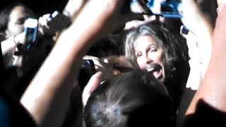 Steven Tyler serenades fans at Aerosmith concert singing Livin’ on the Edge - Tinley Park IL 7-25-14