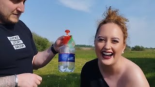 Zabawy z wodą (water-balloon challenge)