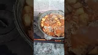 Свиные ребра на костре с овощами