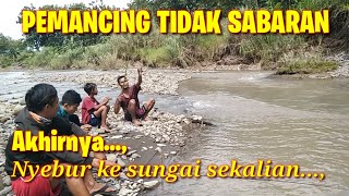 Pemancing tidak sabaran.||.Langsung nyebur ke sungai.