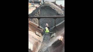 (79) Ship unloading and decompression video - Conveyor belt transporting crushed stone