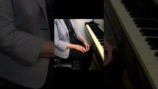 Mary Moran gives a tip on getting young beginner piano students to properly drop their arm #piano