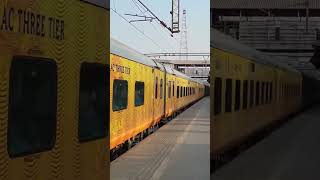 Mumbai Tejas Rajdhani express skip Virar #indianrailways #wap7 #rajdhani_express #rajdhaniexpress