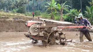 Lahan Full Air,,Traktor Sawah Haluskan Lahan Terasering