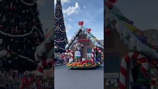 Chip and Dale - Holiday Bakers in Walt Disney World Parade