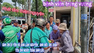 Các MTQ đồng tâm hiệp lực thiện nguyện nhiều phần quà đến với bệnh viện Trưng Vương .