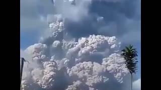 Volcan hace erupcion en la isla de sumatra a 3000 km de bali