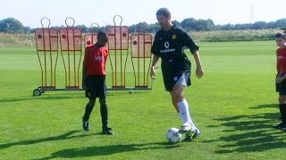 Roy Keane Teaches 12 Year Old Danny Welbeck How To Shield The Ball In 2003