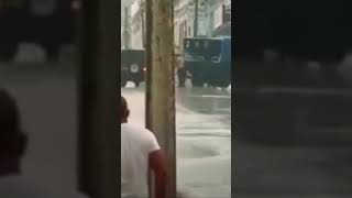 Policías locos en Cuba chocan contra un supermercado después de conducir sin recreo #shorts