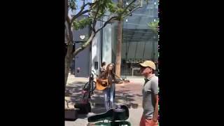 Santa Monica Promenade musician2 サンタモニカの歩行者天国のストリートで歌う女性歌手