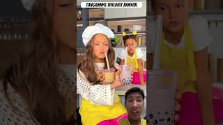 tangannya terlihat banyak #kids #bubbletealover #daughter #bubbleteatime #family #bubblemilktea