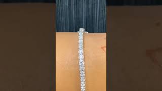 .Dazzling diamonds, dazzling difference. Our lab-grown tennis bracelet