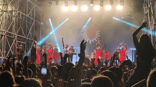 Esne Beltza desata la locura tocando Bozgorailuetatik en fiestas de Amorebieta-Zornotza (Bizkaia)