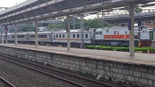 KLB/KERETA LUAR BIASA MELINTAS LANGSUNG STASIUN JATINEGARA MEMAKAI LOKOMOTIF CC 201 #keretaapi