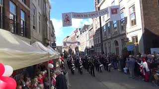 Marinierskapel tijdens de 3 Oktober optocht Leidens ontzet 2024 door de Breestraat deel 1