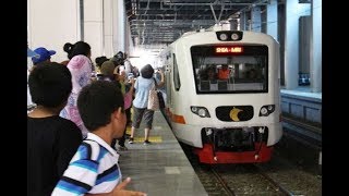 Serunya naik kereta bekasi kota lewat monas