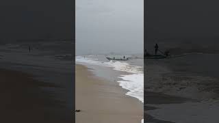 Pattinapakkam Beach | Kattumaram returning to shore #beach #morning #sea #pattinapakkam #fishing