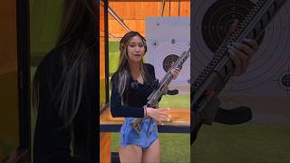 😍😱Heißes THAI MODEL auf einer Shooting Range in Pattaya Thailand